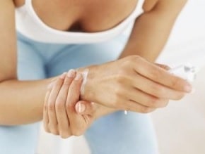 Broken hand causes symptoms Treatment